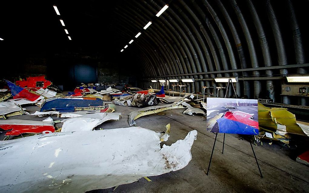 Wrakstukken van het toestel met vlucht MH17 liggen op vliegbasis Gilze-Rijen tijdens de bezichtiging voor nabestaanden van de slachtoffers van de ramp. Beeld ANP