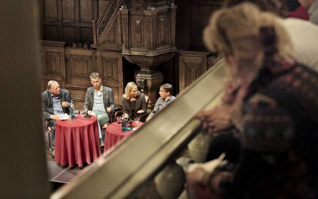 AMSTERDAM. In debatcentrum de Rode Hoed had dinsdag een debat plaats naar aanleiding van het boek ”En dus bestaat God.” V.l.n.r.: Huub Oosterhuis, Jeroen de Ridder, Franca Treur en Emanuel Rutten.  beeld Eran Oppenheimer