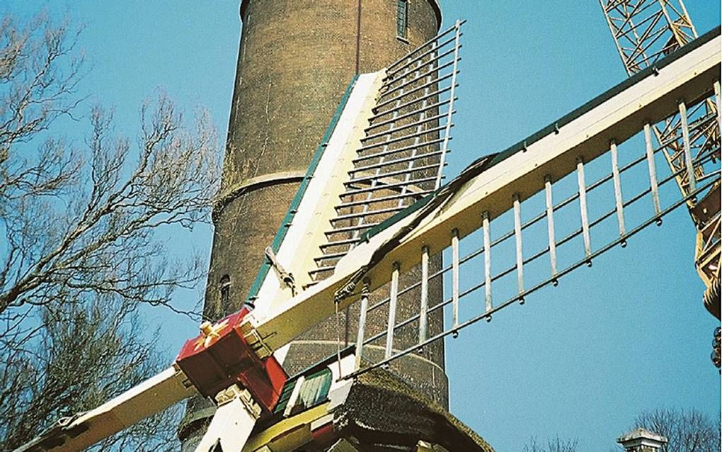 De gefotoshopte foto die de 'mislukte' poging om een molenwiekkap op de watertoren van Krimpen aan de Lek te zetten, het bewijs van echtheid moest geven. beeld Eppo Nootenboom