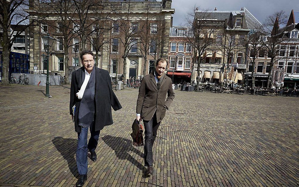 Minister Jeroen Dijsselbloem (L) en staatssecretaris Eric Wiebes van Financien onderweg naar het overleg over een herziening van het belastingstelsel. beeld ANP