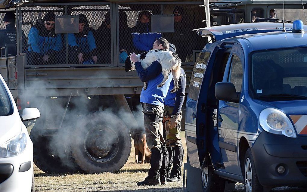 Franse politie bij de rampplek in Seyne-les-Alpes. beeld AFP