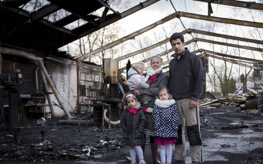 Het trappenbedrijf van Henk van Vliet (32) aan de Huinerenkweg in Putten brandde vorige week geheel af. Dat had een grote impact op zijn gezin. Toch kunnen Henk en zijn vrouw Magda alleen maar goed van God spreken. „ Hij heeft bedrijf dat ik in vijftien j