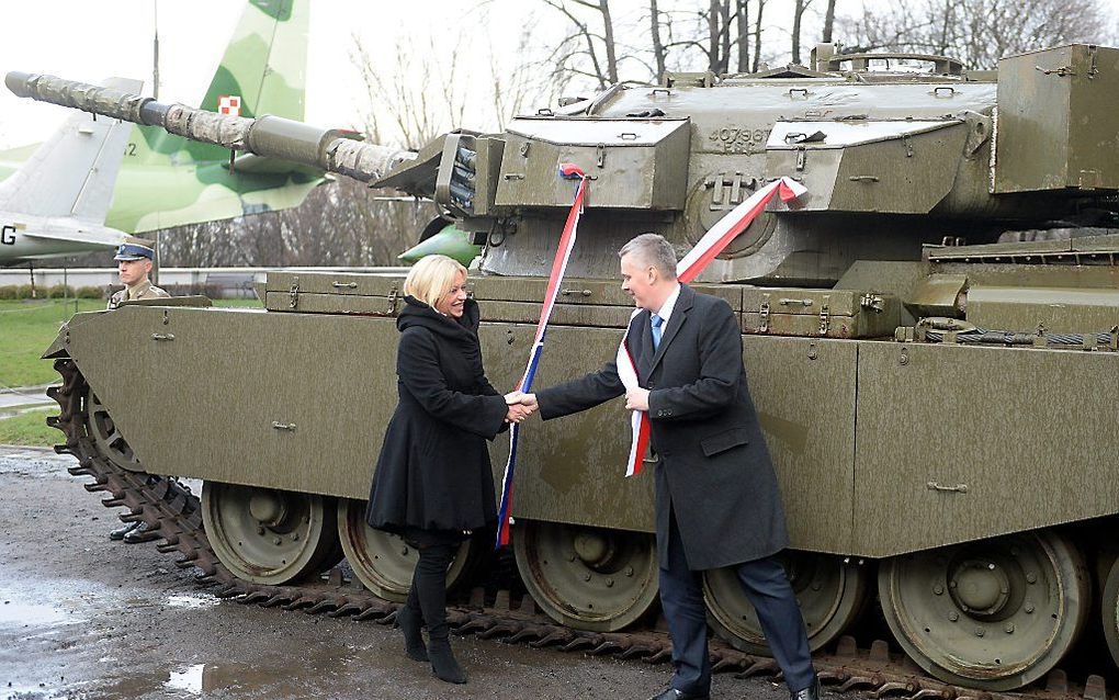 Minister Hennis in Polen. beeld EPA