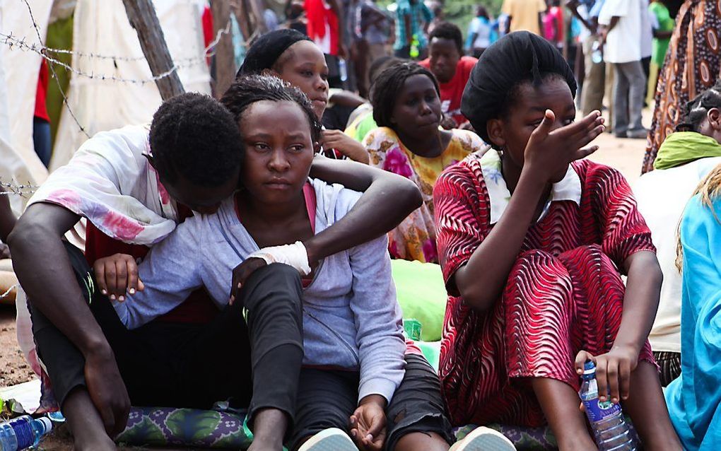 Studenten van de Garissa Universiteit zoeken troost bij elkaar. beeld EPA