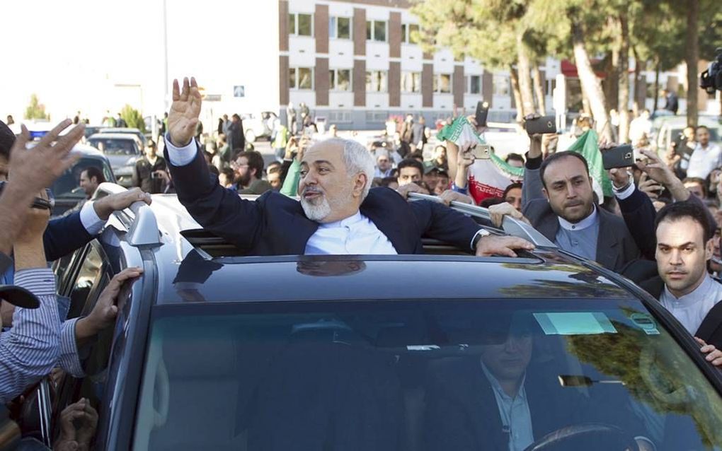 De Iraanse minister van buitenlandse zaken Javad Zarif wordt toegejuichd bij zijn terugkeer in Iran, nadat hij in Lausanne  had onderhandeld over  Irans nucelaire programma. beeld EPA