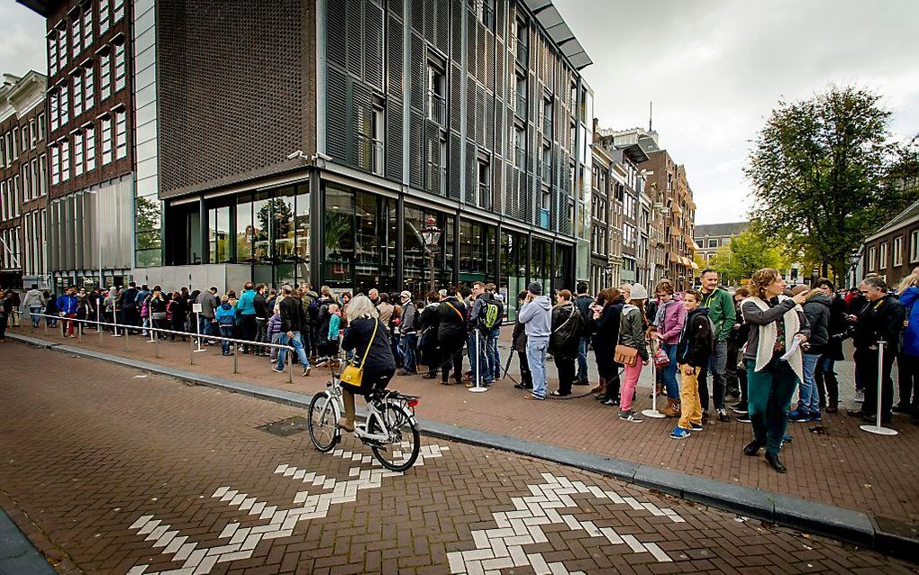 De dagelijkse rij wachtenden voor het Anne Frank Huis. beeld ANP