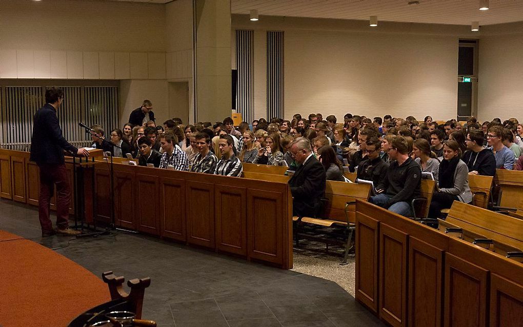 APELDOORN. Ds. A. Schot uit Nunspeet sprak gisteren tijdens een paasappel van Check In over het thema ”Dubbelleven. Hoe lang hinken op twee gedachten?”. De avond (foto) van de Jeugdbond Gereformeerde Gemeenten werd gehouden in het kerkgebouw van de gerefo