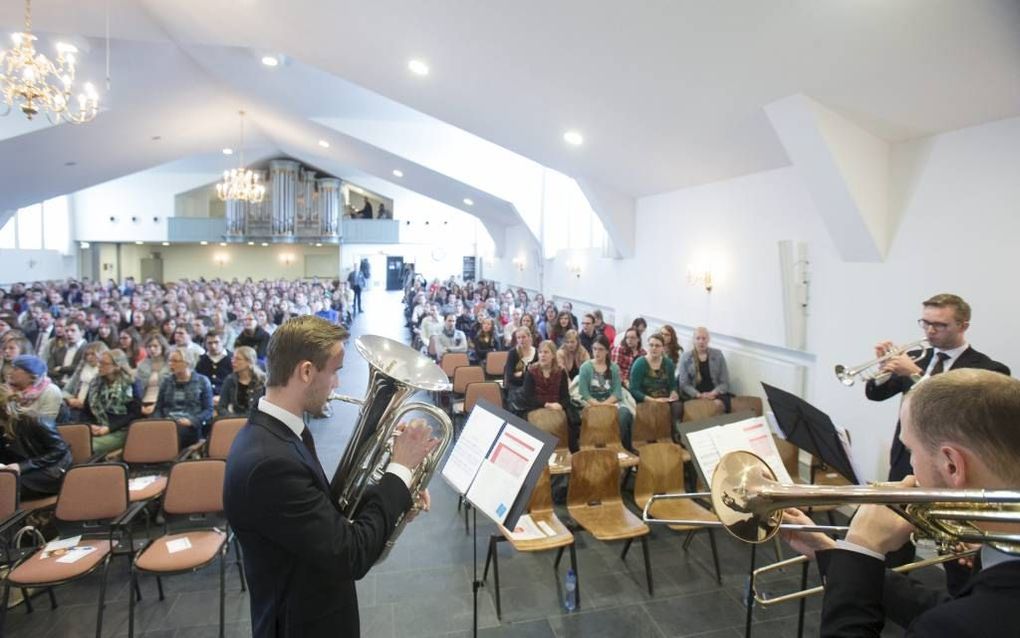 EDE. Het hersteld hervormde paasappel in de Zuiderkerk te Ede trok gisteren zo’n 400 bezoekers. Thema van de bijeenkomst was ”Doorbreek de stilte”. beeld Herman Stöver