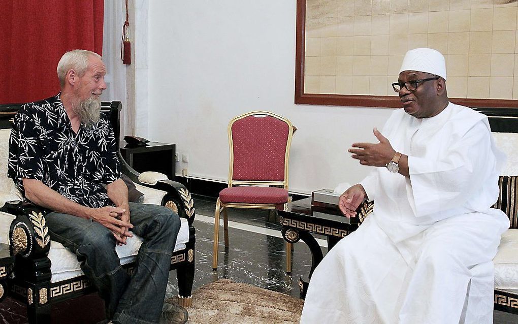 Sjaak Rijke wordt ontvangen door de president van Mali, Ibrahim Boubacar Keïta. beeld AFP