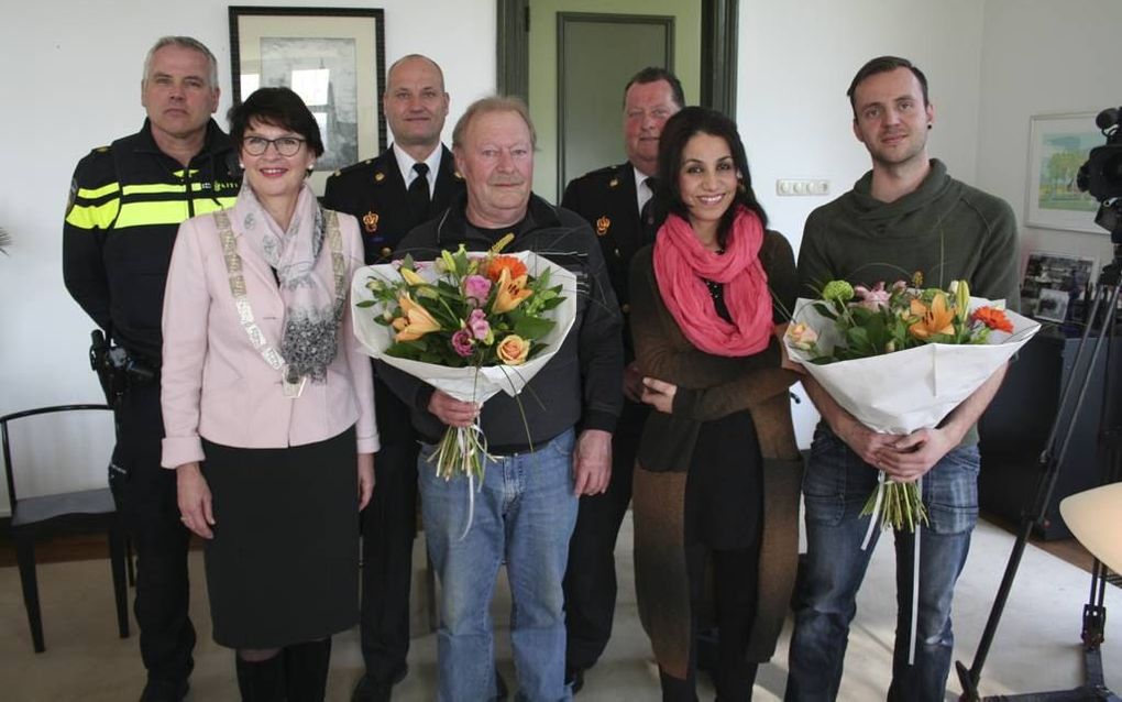 Hans van der Kaaij (midden) en Martijn Timmer (rechts) redden in december het leven van Amina Aaffan. beeld André Bijl