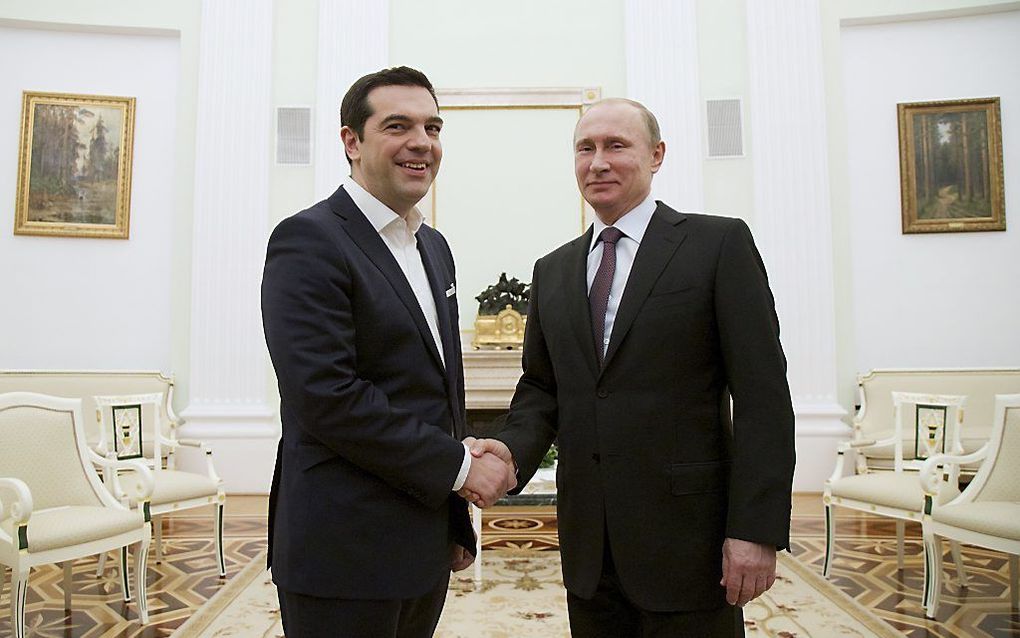 De Russische president Poetin (r.) en de Griekse premier Tsipras. beeld AFP