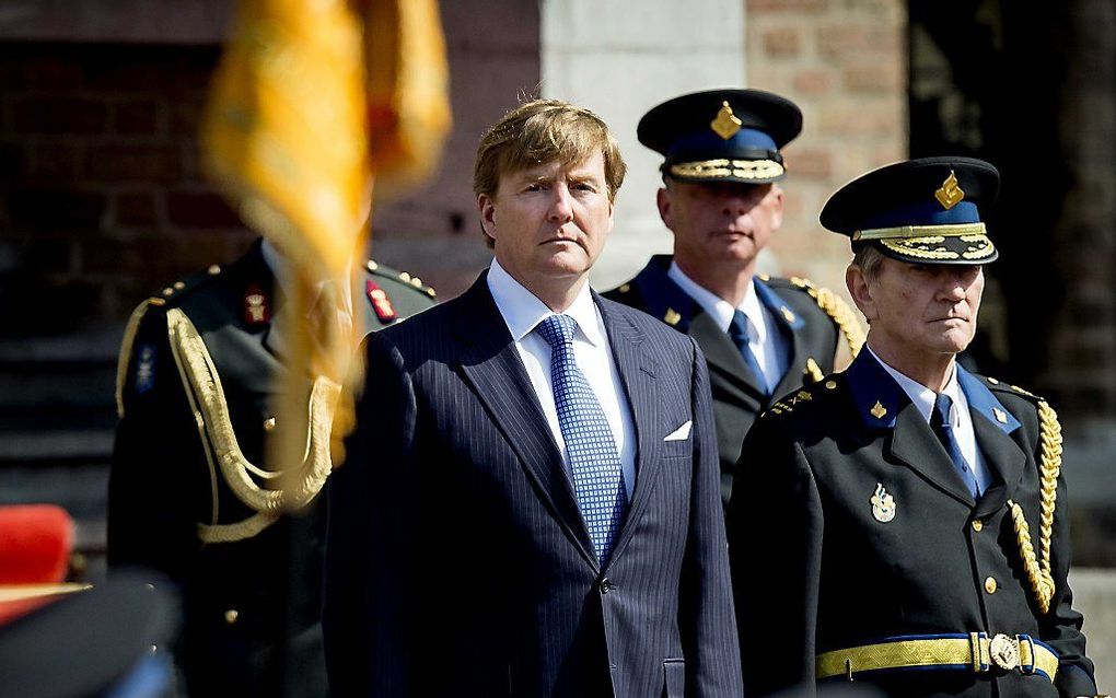 Koning Willem-Alexander en korpschef Gerard Bouman op het Binnenhof tijdens de uitreiking van de nieuwe koninklijke politiestandaard. beeld ANP