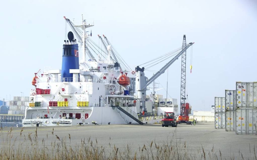 VLISSINGEN. Via de haven van Vlissingen komen steeds meer drugs Nederland binnen. De overheid klaagt over falend politietoezicht, de politie wijst deze beschuldiging af. „Als er aanwijzingen zijn dat er ergens criminele activiteiten worden ontplooid, komt