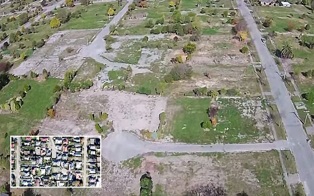 Christchurch nu, en voor de aardbeving (links onderin). Beeld uit video