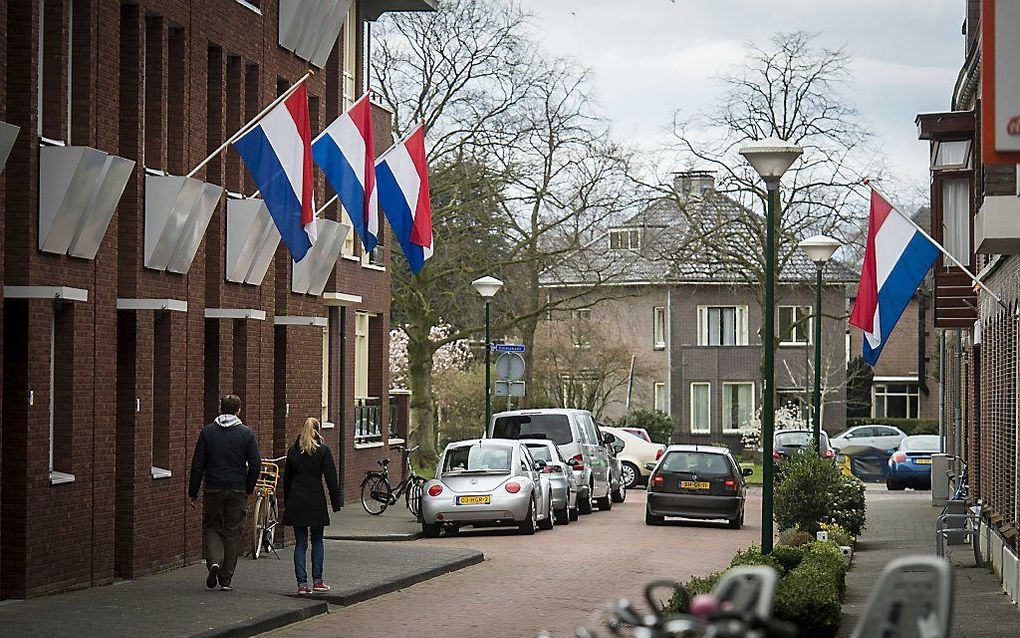 Vlaggen hangen uit op de Nieuwe Markt in Woerden naar aanleiding van de bevrijding van Sjaak Rijke. beeld ANP