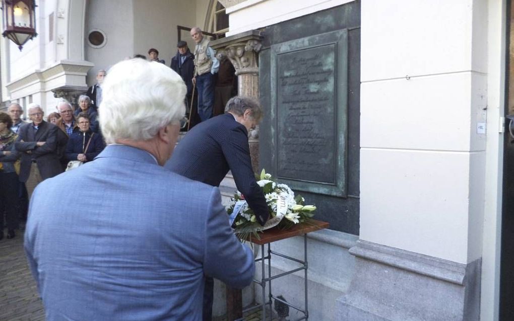 Kranslegging bij de gedenksteen door prof. dr. G. Harinck. Beeld RD