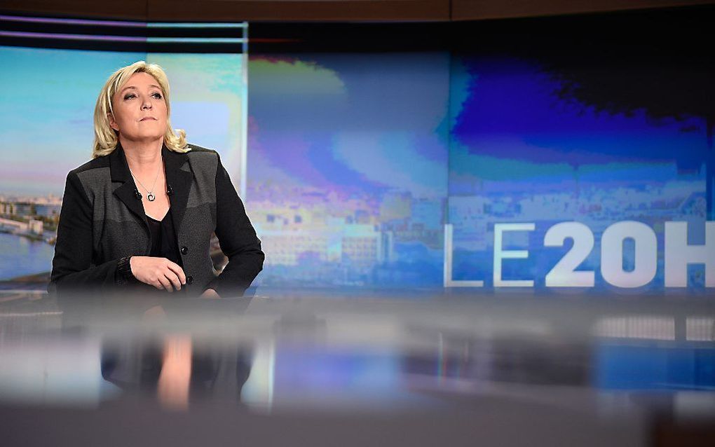 Marine Le Pen voorafgaande aan een televisieuitzending donderdagavond. beeld AFP