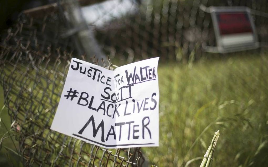 CHARLESTON. ”Gerechtigheid voor Walter Scott. Zwarte levens doen ertoe”, aldus een leus op een protestbijeenkomst tegen het neerschieten van Walter Scott in Charleston. beeld AFP