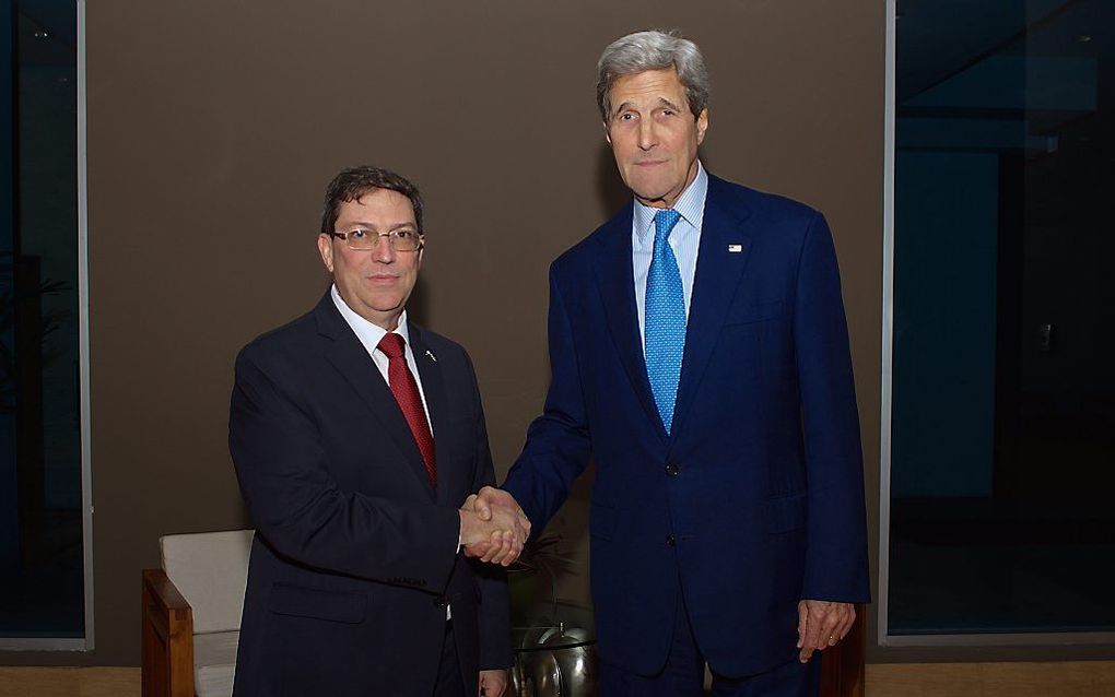 PANAMA-STAD. De Amerikaanse minister van Buitenlandse Zaken Kerry (r) had gisteren een historische ontmoeting met zijn Cubaanse ambtgenoot Rodriguez. beeld EPA