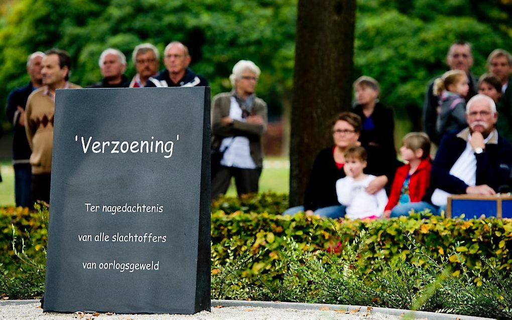 Het monument dat enkele jaren geleden in Geffen werd geplaatst. Inmiddels staan er huizen naast en zijn er twee stenen bij geplaatst. Op een van de stenen staat de naam van een Nederlander in Duitse dienst. beeld ANP