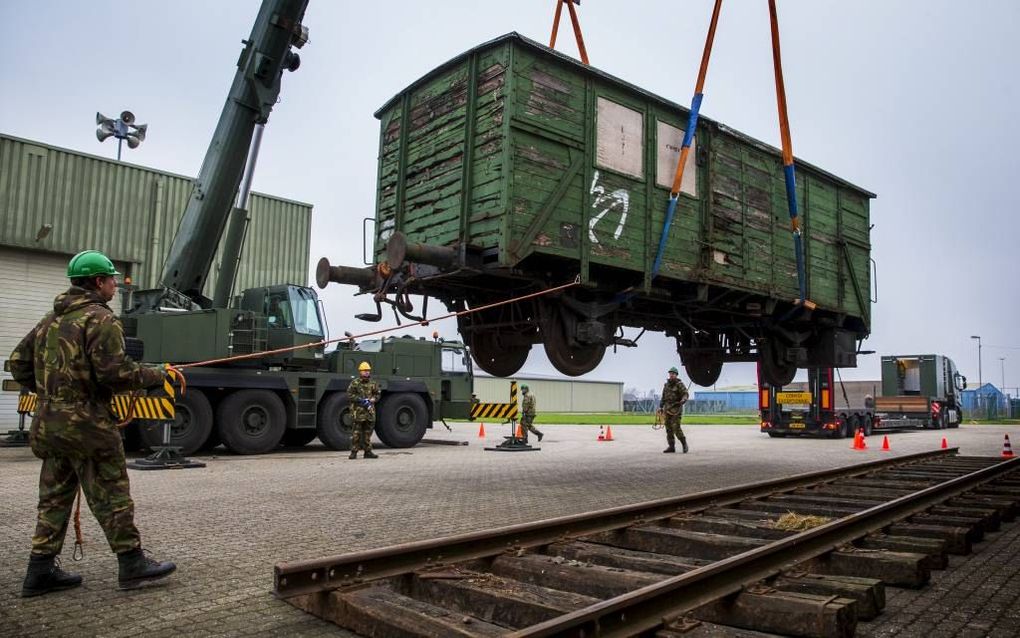 Een goederenwagon uit 1913 komt aan bij het defensiecomplex in Coevorden. Herinneringscentrum Kamp Westerbork heeft in Duitsland vijf originele goederenwagons aangekocht die de nazi’s hebben gebruikt tijdens de oorlog. De wagons worden gerestaureerd en st