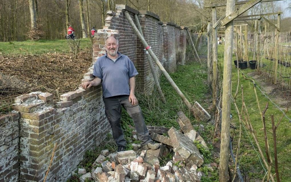 Wim van Grasstek bij de muur van koning Willem III. beeld Niek Stam