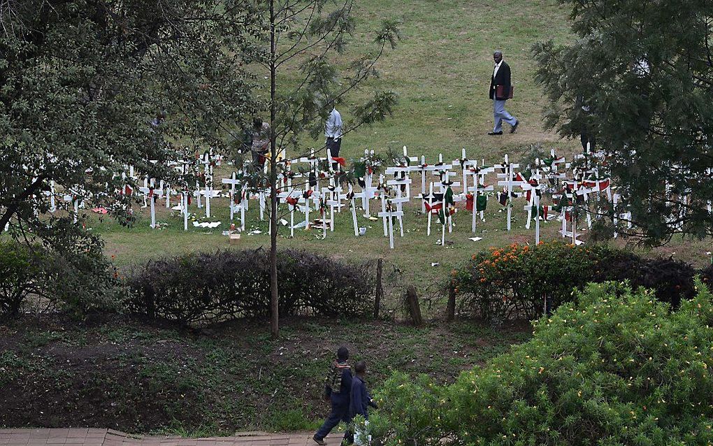 Kruizen voor de doden van de universiteit in Garissa. Beeld AFP