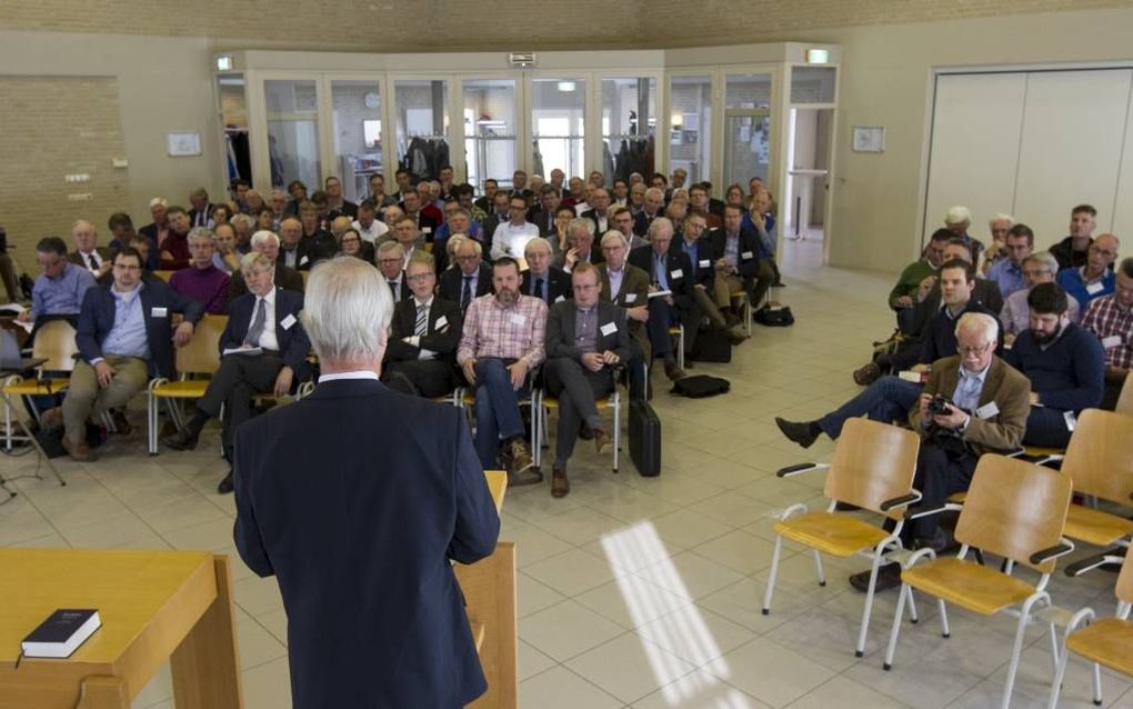 NIJKERK. In de christelijke gereformeerde kerk De Kandelaar in Nijkerk werd vrijdag een studiedag georganiseerd over het boek van prof. dr. A. van de Beek ”Schepping als lichtkring om het kruis”.  beeld RD, Anton Dommerholt