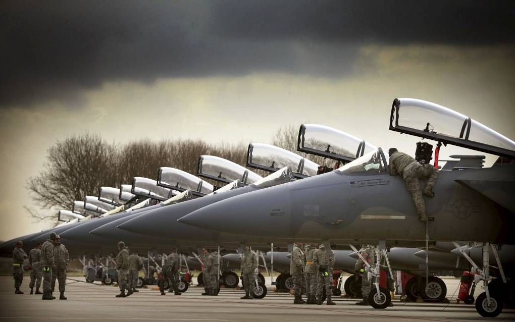 Twaalf Amerikaanse F-15's op een rij. beeld ANP