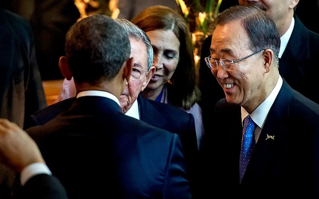 Obama en Castro begroeten elkaar, onder toeziend oog van VN-chef Ban ki-moon. Beeld ANP