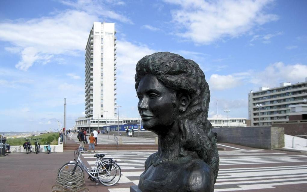 Op de boulevard van Zandvoort houdt een beeld van Elisabeth de herinnering aan haar verblijf daar levendig.  beeld Wikimedia