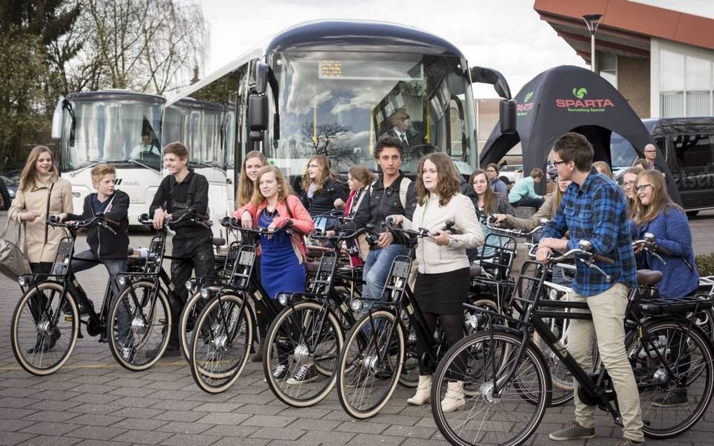 Frutierleerlingen op de E-bike. beeld Andre Dorst