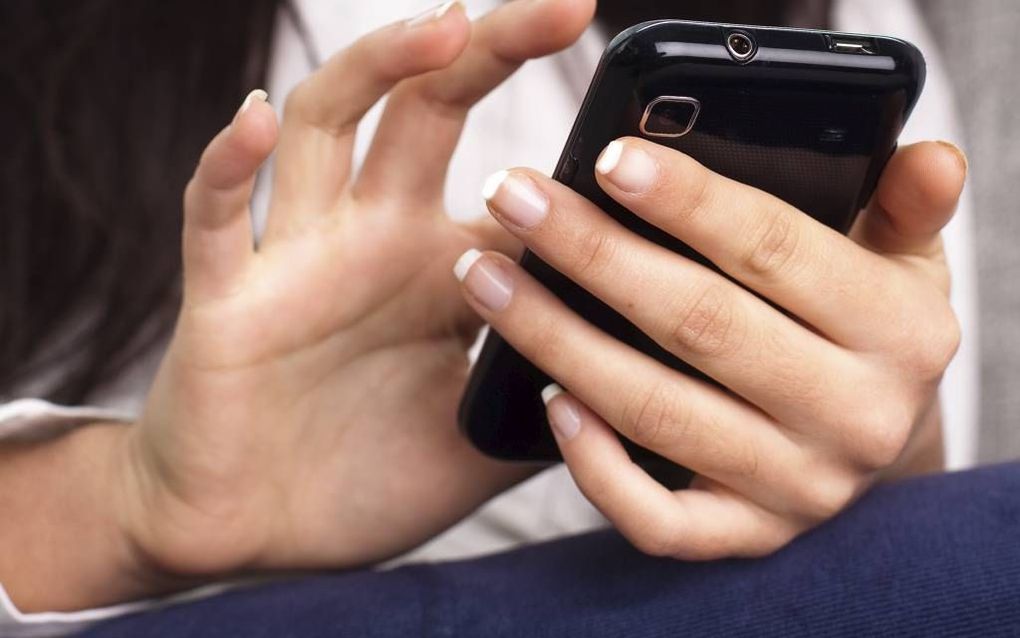 BERGEN OP ZOOM. Veel scholieren geven elke maand een fors bedrag uit aan hun mobiele telefoon. Vodafone en KPN geven deze maand gastlessen om mbo’ers te leren hoe ze de kosten kunnen beperken.   beeld Fotolia