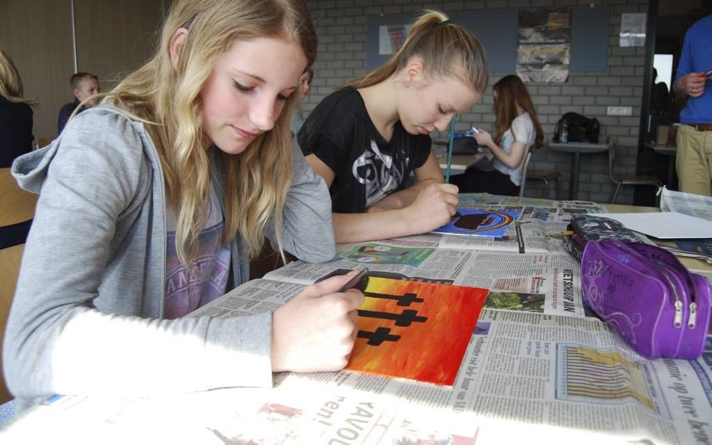 BARNEVELD. Leerlingen van het Johannes Fontanus College in Barneveld verbeelden Bijbelverhalen tijdens de zendingsdagen die de school dit jaar voor de tweede keer organiseert. beeld JFC, Matthieu Vroombout