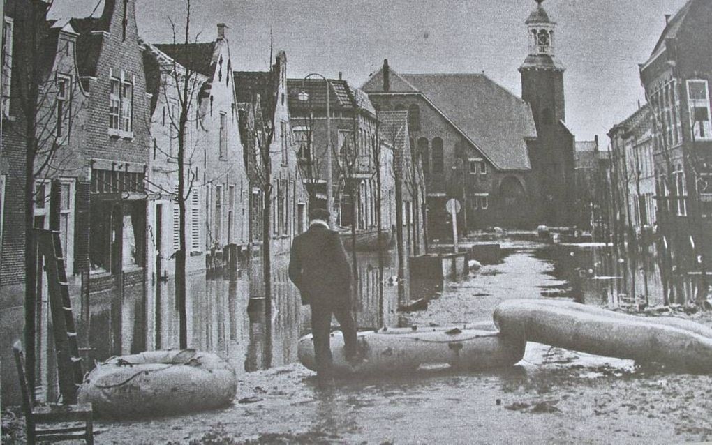 De Voorstraat in Stavenisse in 1953. Op de achtergrond de hervormde kerk. beeld Watersnoodhuis