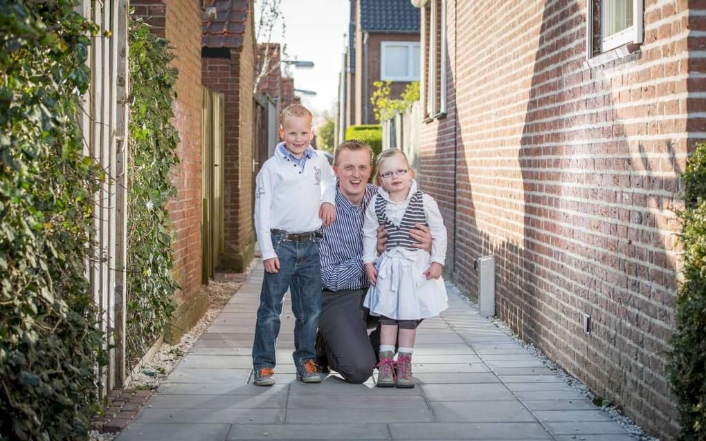 ALBLASSERDAM. Sandor van Leeuwen met Eelke en Elyanne. „Ik moet de zorg aan mijn kinderen per 5 minuten verantwoorden.” beeld Cees van der Wal