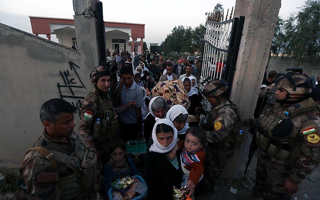 BAGDAD. Vorig jaar door IS vrijgelaten jezidi's worden door Irakse soldaten verwelkomd. beeld AFP