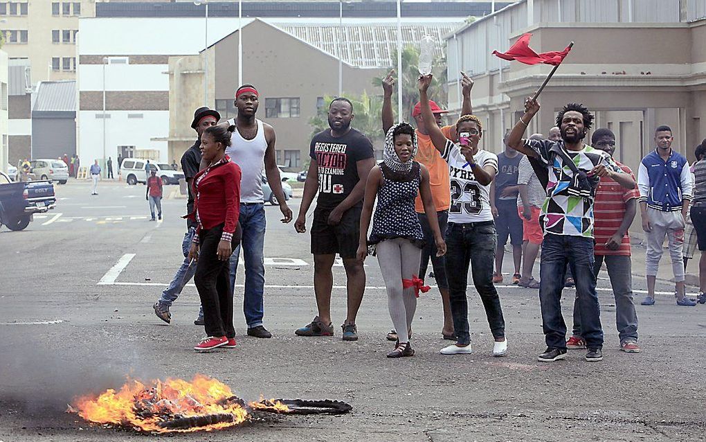 Vechtpartijen in Durban. Beeld AFP