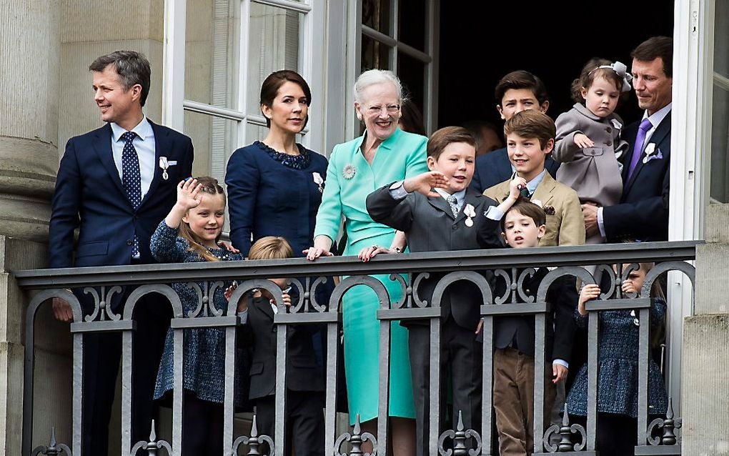 Donderdagmorgen verscheen de koningin met haar familie in Kopenhagen op het balkon van Paleis Amalienborg. beeld EPA