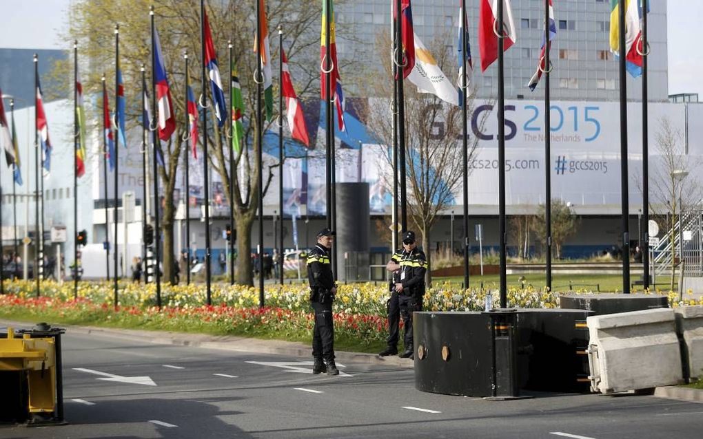 Foto: agenten beveiligden donderdag de Global Cyber Space Conference 2015 in Den Haag    beeld EPA