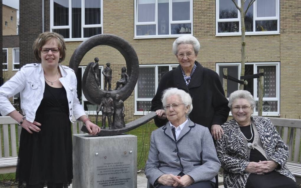 Vier bewoners van het nieuwe complex, v.l.n.r. de dames Maaike Rozendom, J. van den Noort, J. Ligtenberg (staand) en G. Smit. beeld Jorieke ten Voorde