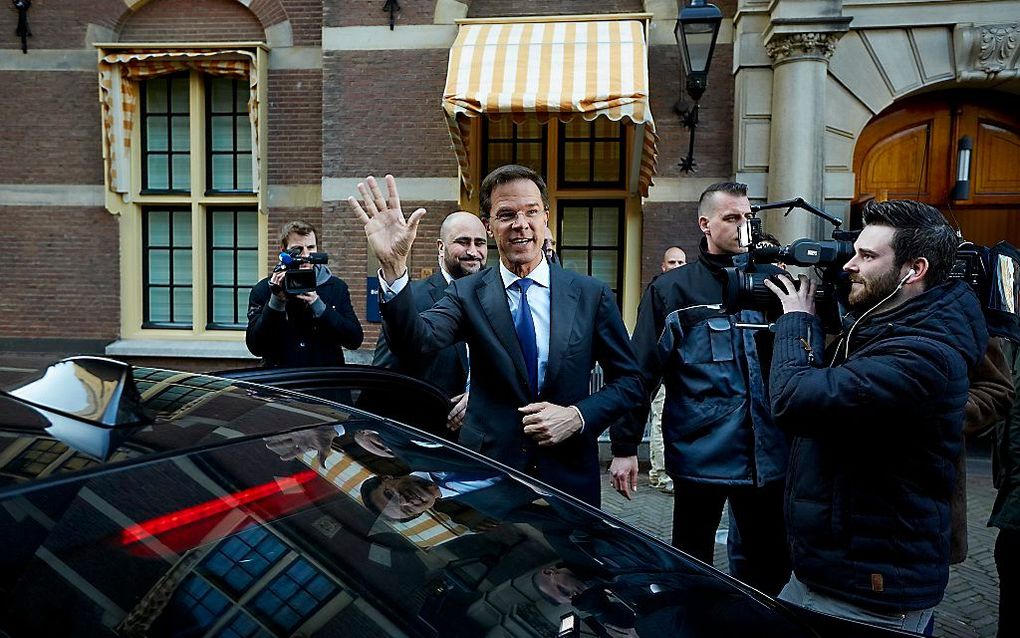 Premier Mark Rutte verlaat het Binnenhof nadat beraad tussen VVD en PvdA over de opvang van illegalen voorlopig is stilgelegd. De top van de coalitie praat over de vraag of uitgeprocedeerde asielzoekers in Nederland recht hebben op opvang en eten (bed, ba