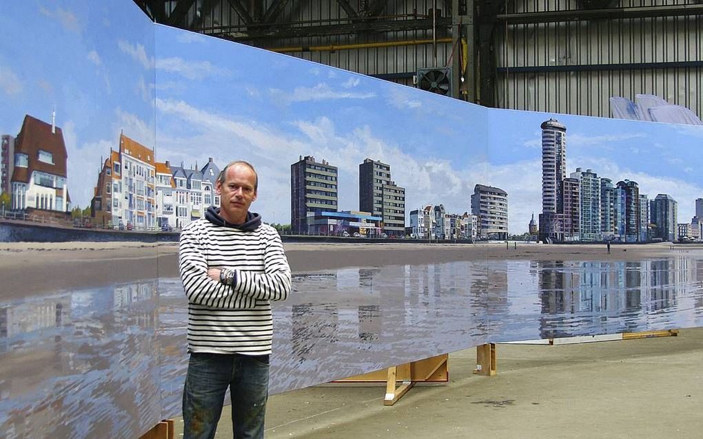 In de voormalige Machinefabriek van scheepswerf De Schelde in Vlissingen ontstaat een reusachtig geschilderd panorama van Walcheren. Jo Dumon Tak uit Middelburg werkt er al sinds 2010 aan.  beeld Van Scheyen Fotografie