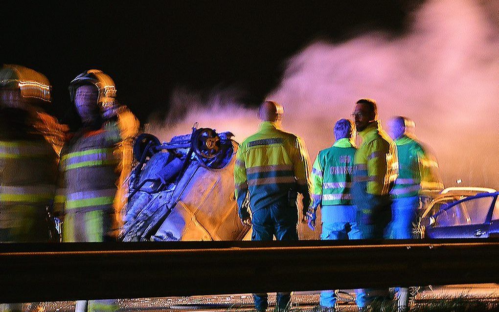 Hulpdiensten aan het werk op snelweg A2 bij Beek (Limburg) waar een spookrijder frontaal op een andere auto is gebotst. Beeld ANP