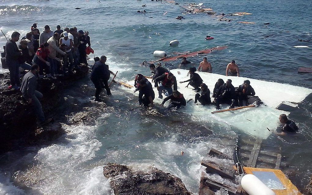 Een boot met tientallen vluchtelingen aan boord is vastgelopen voor de kust van het Griekse eiland Rhodos en vervolgens kapotgeslagen op de rotsen. beeld EPA