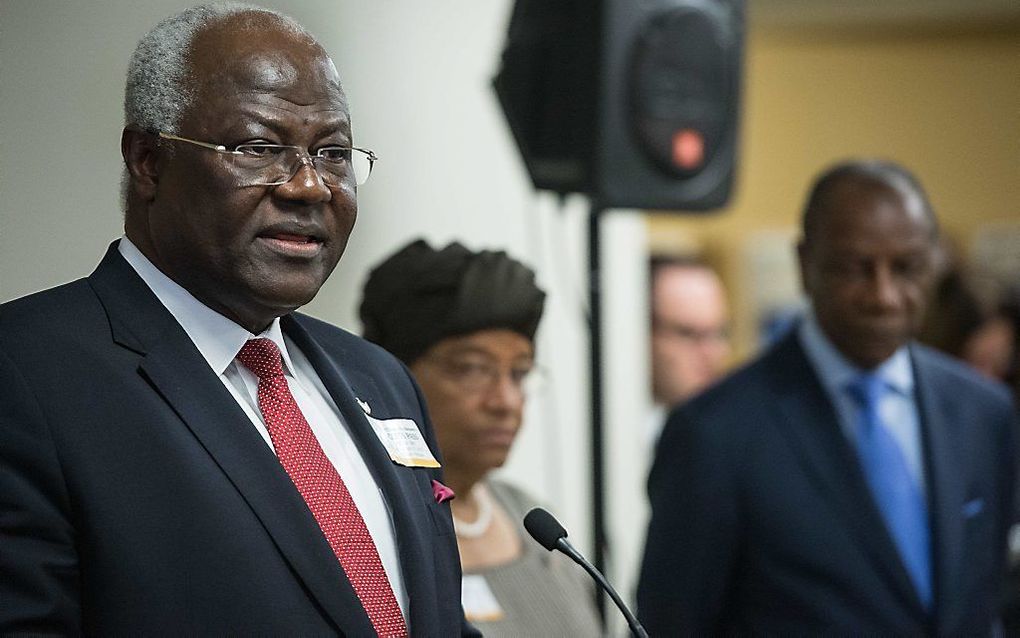 De president van Sierra Leone, Ernest Bai Koroma (links) spreekt de pers toe in Washington. Rechts de president van Guinea, Alpha Conde en in het midden de president van Liberia, Ellen Johnson Sirleaf. beeld ANP