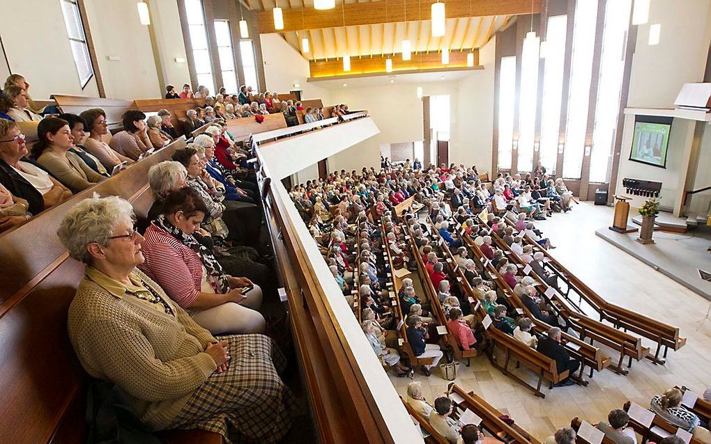 In het kerkgebouw De Fonrtein van de christelijke gereformeerde kerk van Bunschoten kwamen gisteren circa achthonderd vrouwen samen op de 67e Bondsdag van Christelijke Gereformeerde Vrouwenverenigingen.   beeld RD, Anton Dommerholt