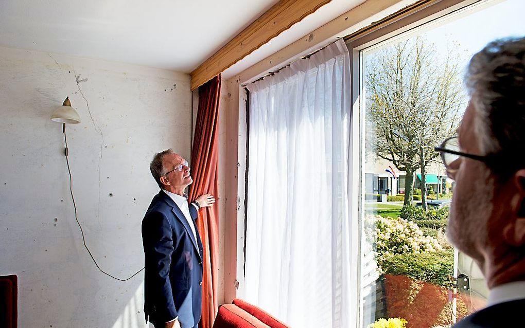 Minister Henk Kamp van Economische Zaken neemt een kijkje in een woning tijdens een bezoek aan Groningen. Beeld ANP