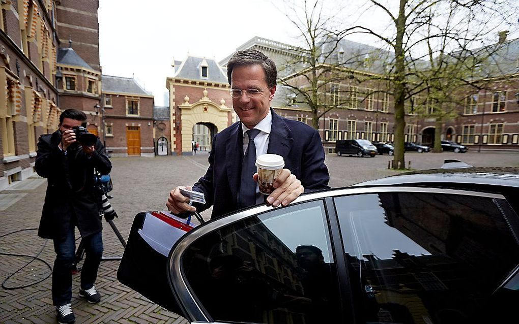 Minister-president Mark Rutte arriveert bij het ministerie van Algemene Zaken voor het overleg over de opvang van illegalen. Beeld ANP