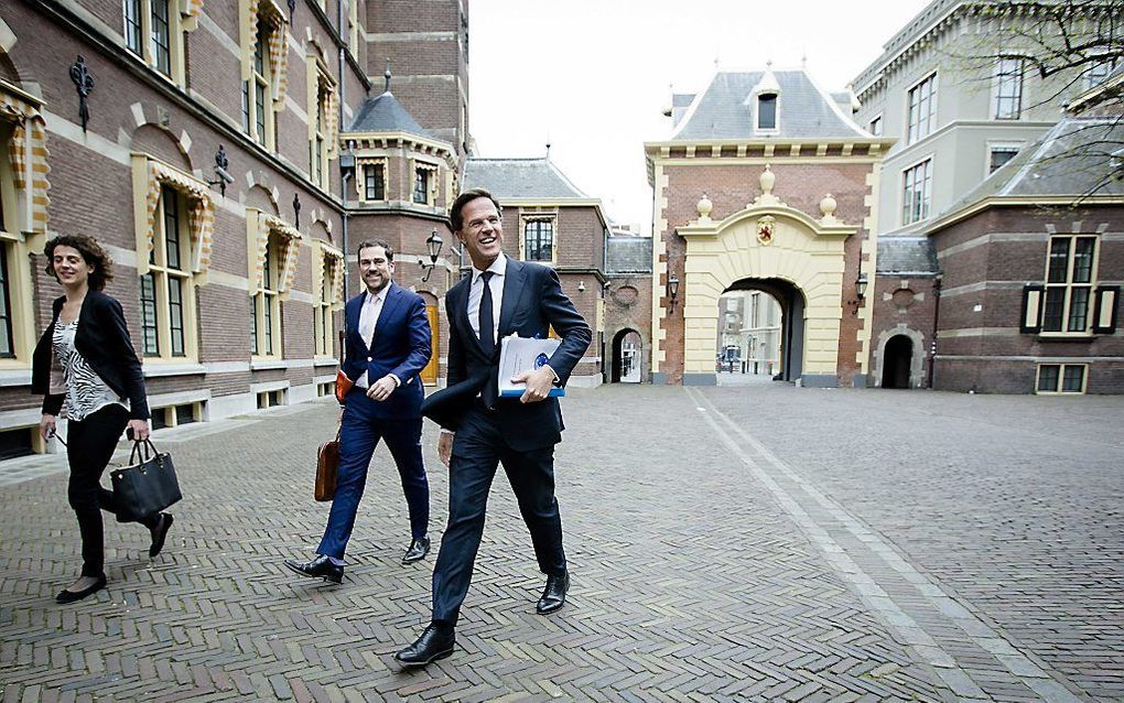 Staatssecretaris Dijkhof (Justitie) en premier Rutte arriveren op het Binnenhof voor een overleg over de bed-bad-brood-kwestie., beeld ANP.